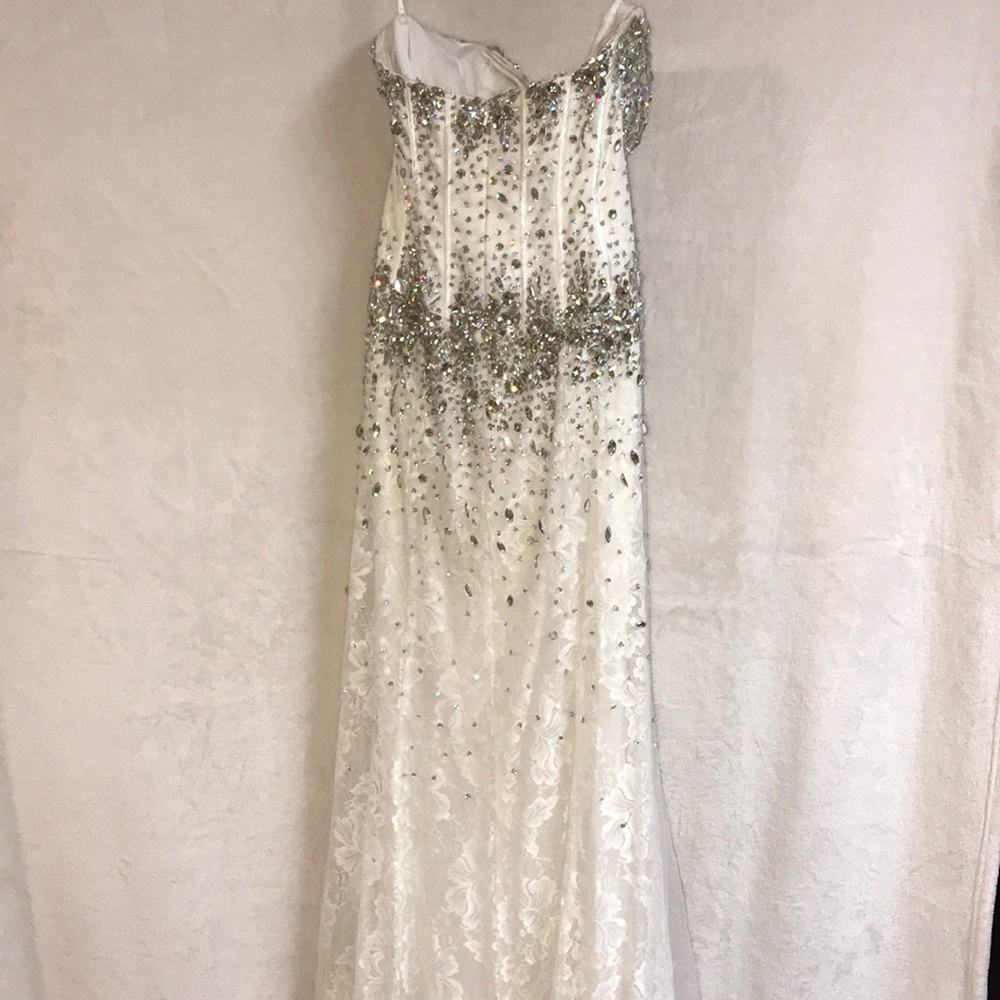 Prom dress. - Picture 2 of 4